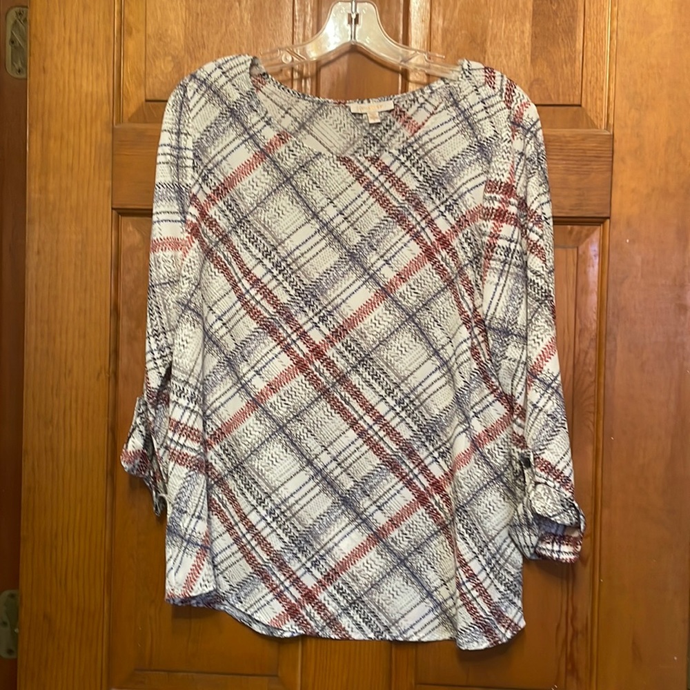 Beautiful addition to any wardrobe! Red and blue accent blouse. Lightweight